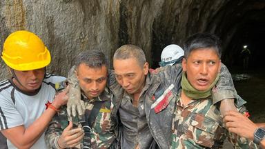 Ein von der nepalesischen Armee zur Verfügung gestelltes Foto zeigt einen chinesischen Überlebenden (2. von rechts), der am 5. September 2026 aus einem Tunnel des Wasserkraftprojekts Upper Trishuli 1 im Distrikt Rasuwa in Nepal gerettet wird.