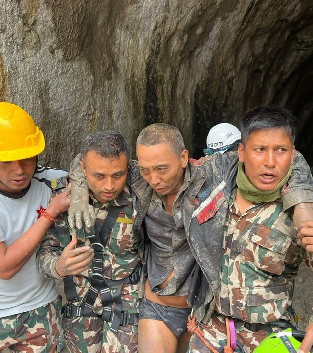 Ein von der nepalesischen Armee zur Verfügung gestelltes Foto zeigt einen chinesischen Überlebenden (2. von rechts), der am 5. September 2026 aus einem Tunnel des Wasserkraftprojekts Upper Trishuli 1 im Distrikt Rasuwa in Nepal gerettet wird.