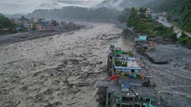 Eine Drohnenaufnahme der Folgen einer Sturzflut entlang des Trishuli-Flusses vor dem Hintergrund einer aktuellen Hochwasserwarnung im Gebiet Trishuli Bazaar im Distrikt Nuwakot.
