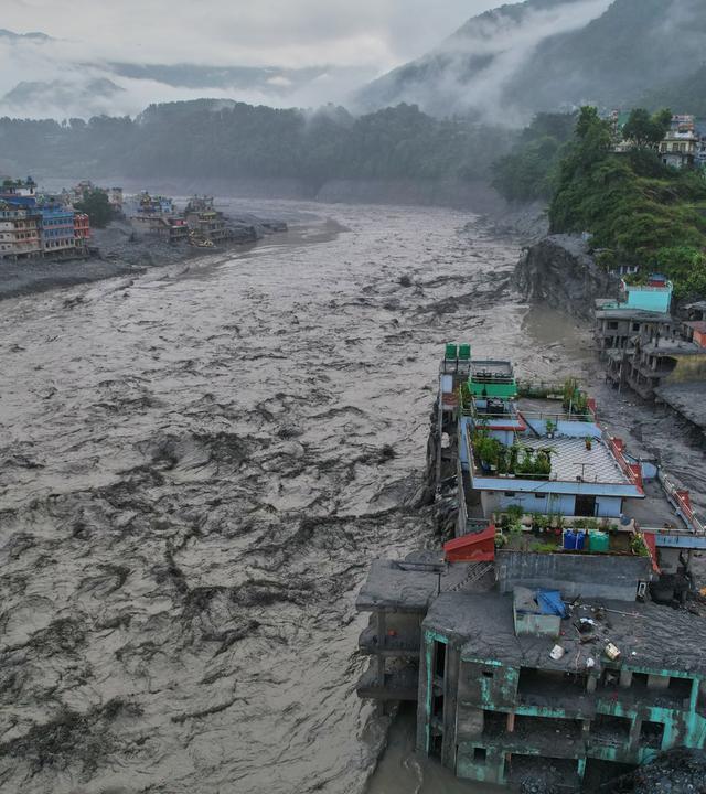 Eine Drohnenaufnahme der Folgen einer Sturzflut entlang des Trishuli-Flusses vor dem Hintergrund einer aktuellen Hochwasserwarnung im Gebiet Trishuli Bazaar im Distrikt Nuwakot.