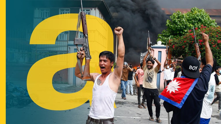 Protestierende Jugendliche mit Waffen in Nepal