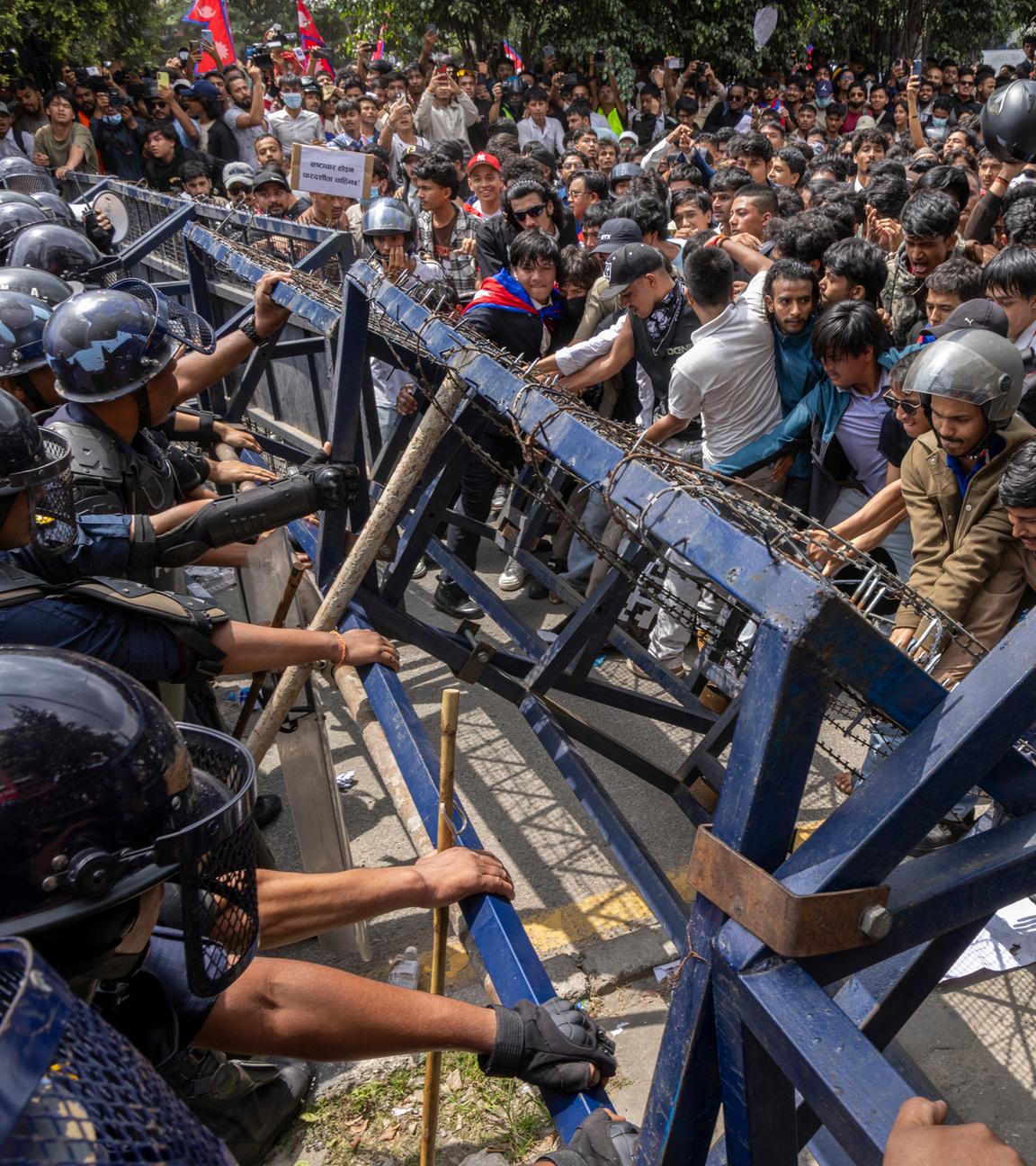 Nepal: Vor dem Parlamentsgebäude in Kathmandu kommt es zu Zusammenstößen zwischen Demonstranten und der Polizei.