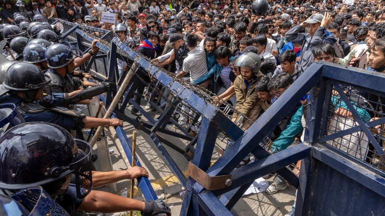 Nepal: Vor dem Parlamentsgebäude in Kathmandu kommt es zu Zusammenstößen zwischen Demonstranten und der Polizei.