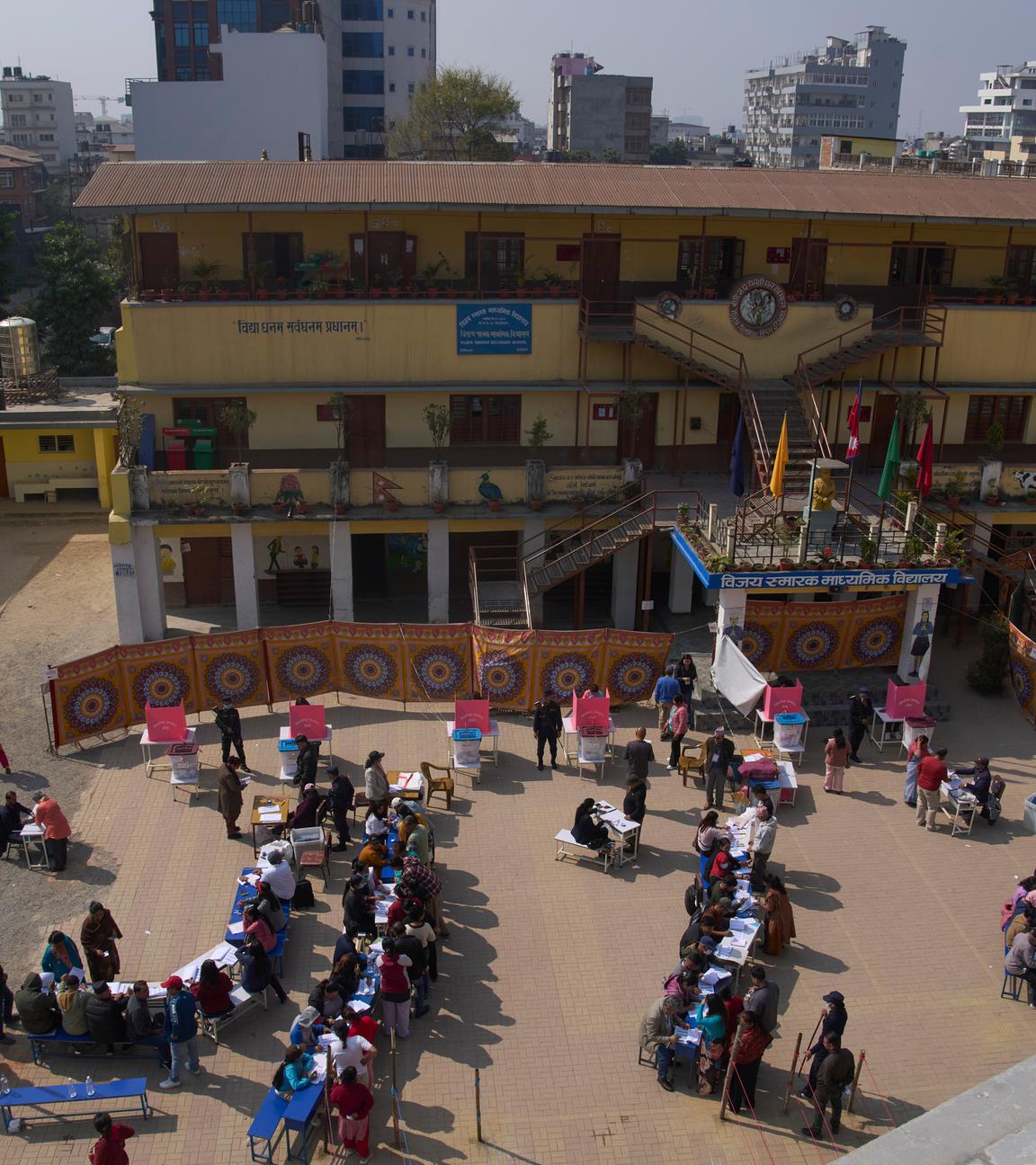  Bürger stehen in Kathmandu, Nepal, in einer Schlange, um ihre Stimme für die Parlamentswahlen in einem Wahllokal abzugeben. 
