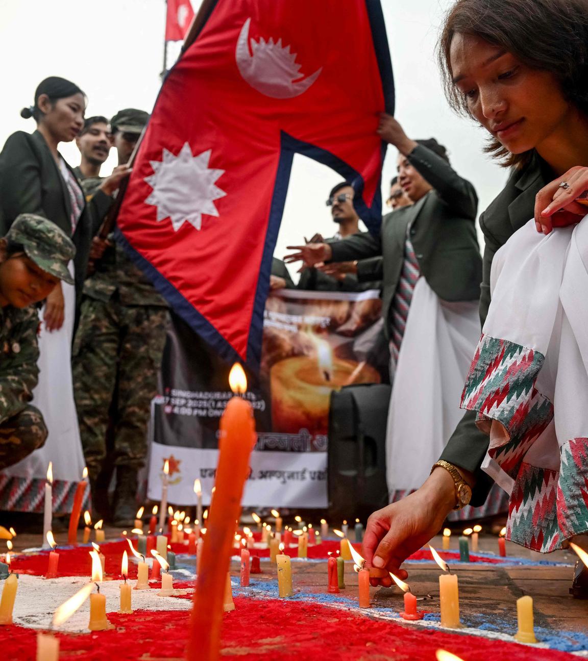 Nach dem Umsturz der Regierung gedenken junge Menschen in Nepal den bei den Protesten ums Leben gekommenen Aktivisten.