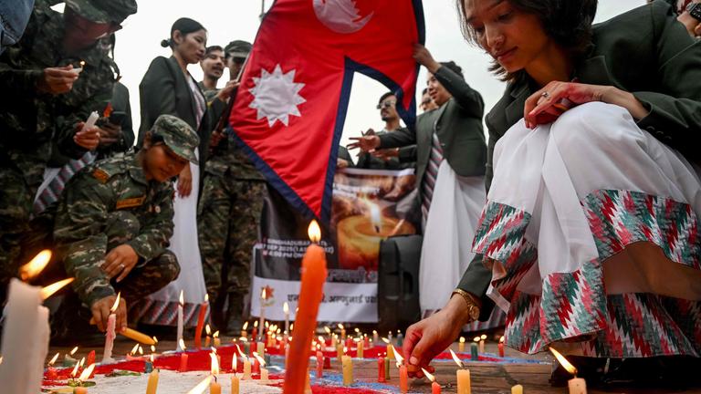 Nach dem Umsturz der Regierung gedenken junge Menschen in Nepal den bei den Protesten ums Leben gekommenen Aktivisten.