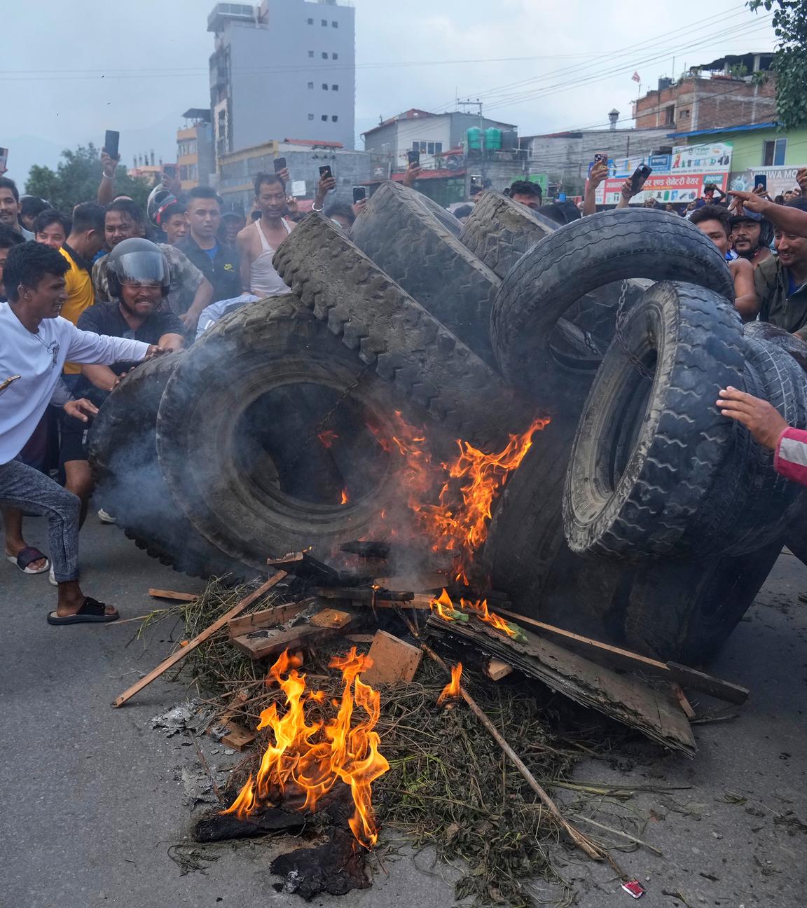 Kathmandu: Demonstranten verbrennen Reifen