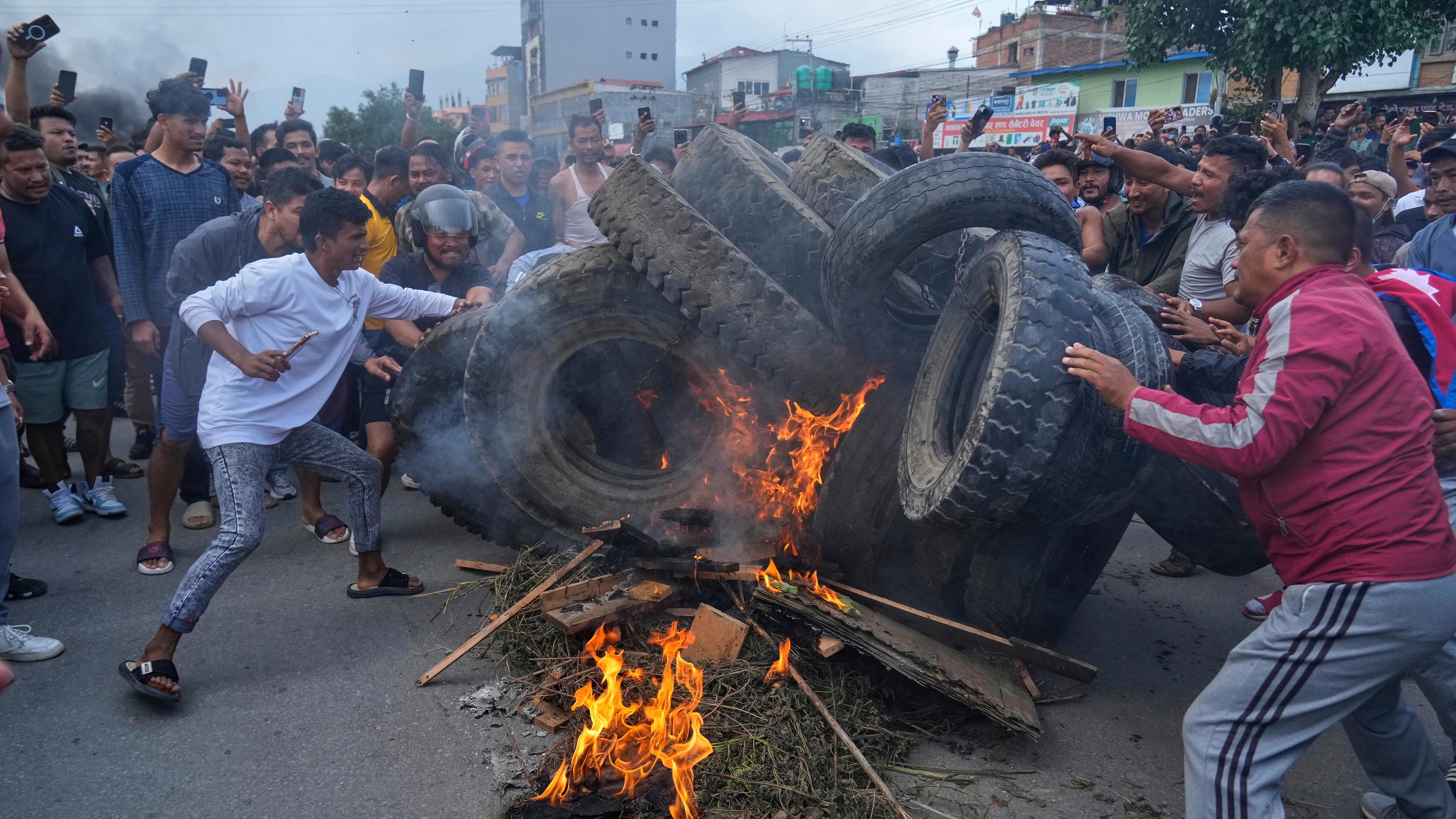 Kathmandu: Demonstranten verbrennen Reifen