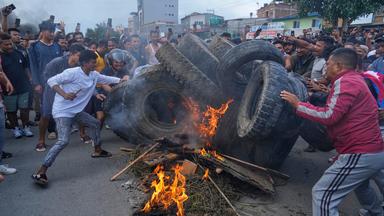 Kathmandu: Demonstranten verbrennen Reifen