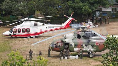 Nepal, Nuwakot: Private und militärische Hubschrauber werden eingesetzt, um Menschen zu retten, die in Gebieten des nepalesischen Distrikts Nuwakot durch Sturzfluten von der Außenwelt abgeschnitten sind. 
