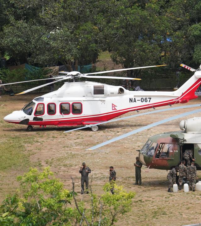 Nepal, Nuwakot: Private und militärische Hubschrauber werden eingesetzt, um Menschen zu retten, die in Gebieten des nepalesischen Distrikts Nuwakot durch Sturzfluten von der Außenwelt abgeschnitten sind. 