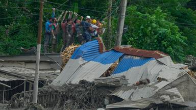  Rettungskräfte spannen ein Seil, um nach Überlebenden zu suchen, nachdem es im Bezirk Nuwakot in Nepal zu Sturzfluten entlang des Trishuli-Flusses gekommen war.