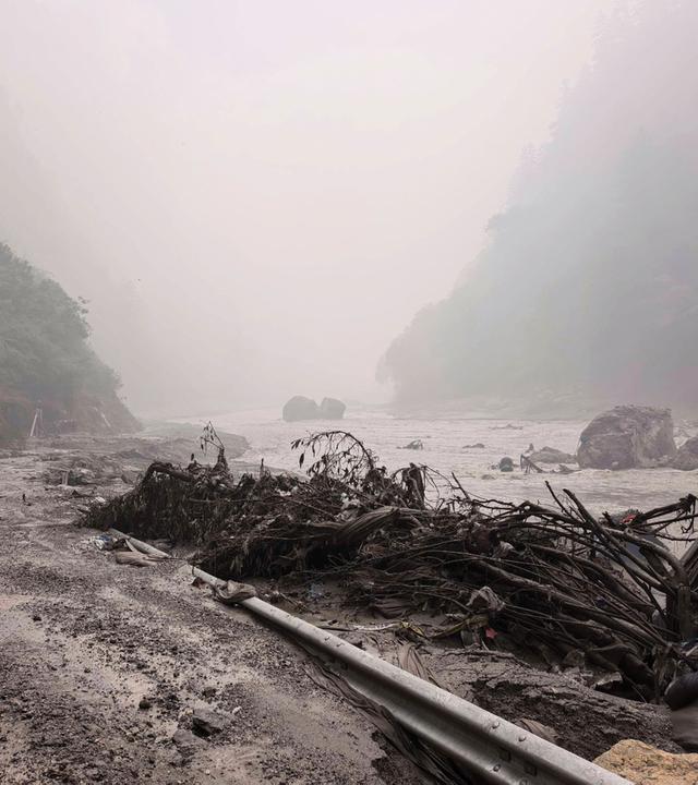 Schlammiges Flussufer mit Trümmern in der Nähe des Hafens von Gyirong in der Autonomen Region Tibet im Südwesten Chinas.