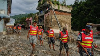 Nepal und Tibet: Rettungsdienste suchen nach Überlebenden