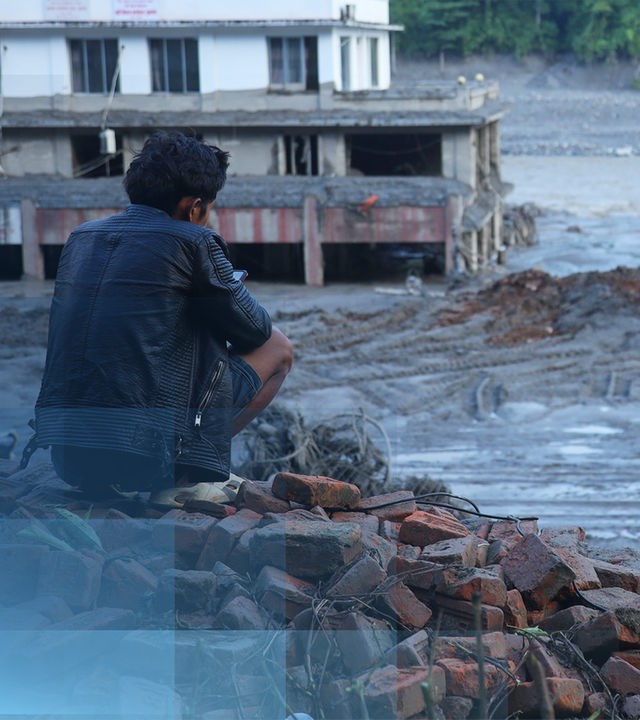 Ein Mann blickt auf die Schäden einer Sturzflut in Nepal