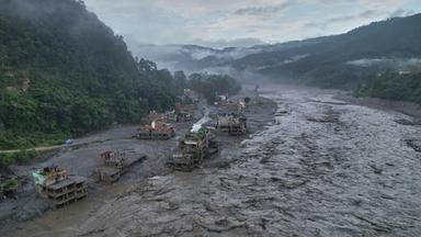 Eine Drohnenaufnahme der Folgen einer Sturzflut entlang des Trishuli-Flusses im Distrikt Nuwakot. Überall ist Schlamm und Geröll.