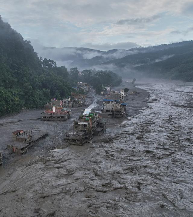 Eine Drohnenaufnahme der Folgen einer Sturzflut entlang des Trishuli-Flusses im Distrikt Nuwakot. Überall ist Schlamm und Geröll.