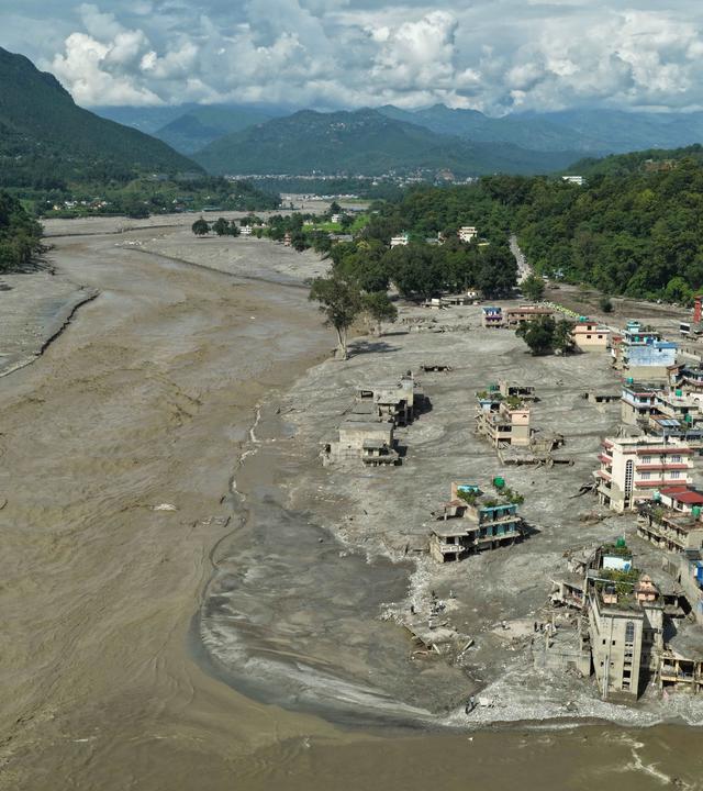 Ein Blick auf die Schäden nach einer Sturzflut im Gebiet Devighat im Distrikt Nuwakot.