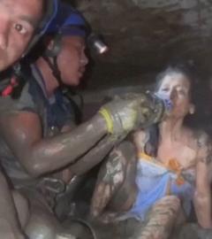Rettungskräfte versorgen eine Überlebende in einem verschütteten Gebäude in Nepal.