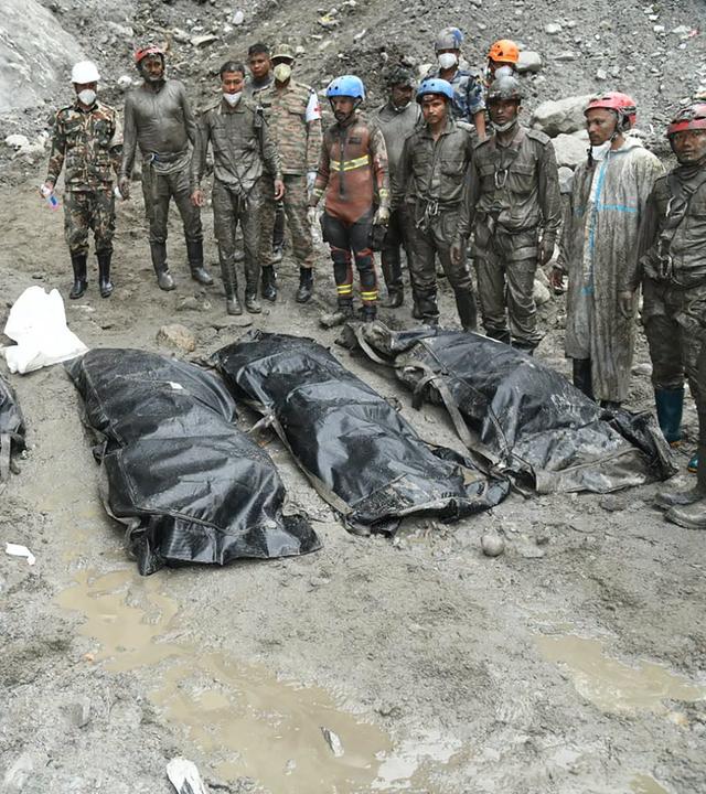 Nepalesische Rettungskräfte setzten die Suche nach Überlebenden fort, nachdem verheerende Gletscherfluten durch die Himalaya-Region gewälzt waren.