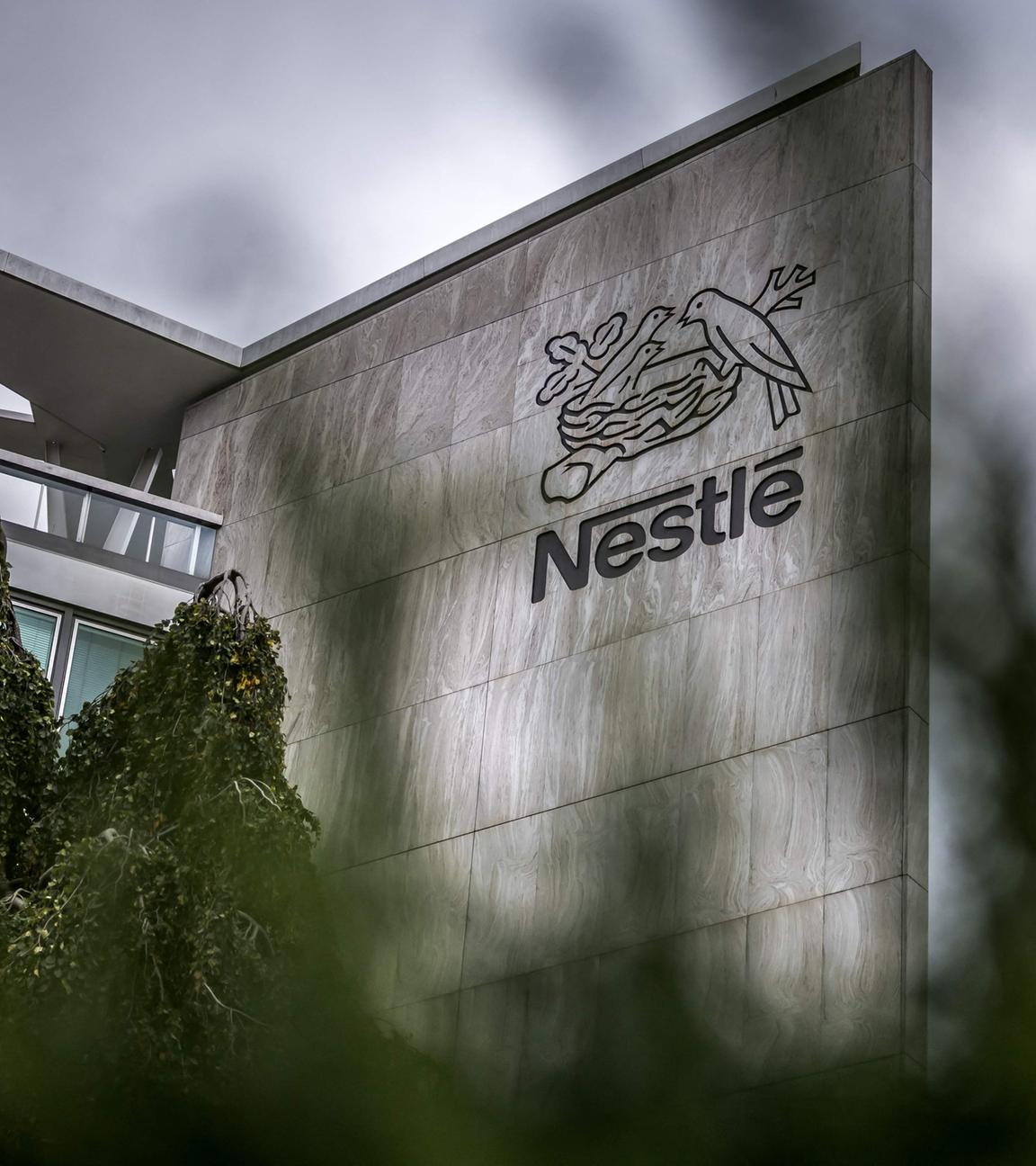 Logo des Schweizer Lebensmittelriesen Nestlé an der Fassade seines Hauptsitzes in Vevey, Schweiz
