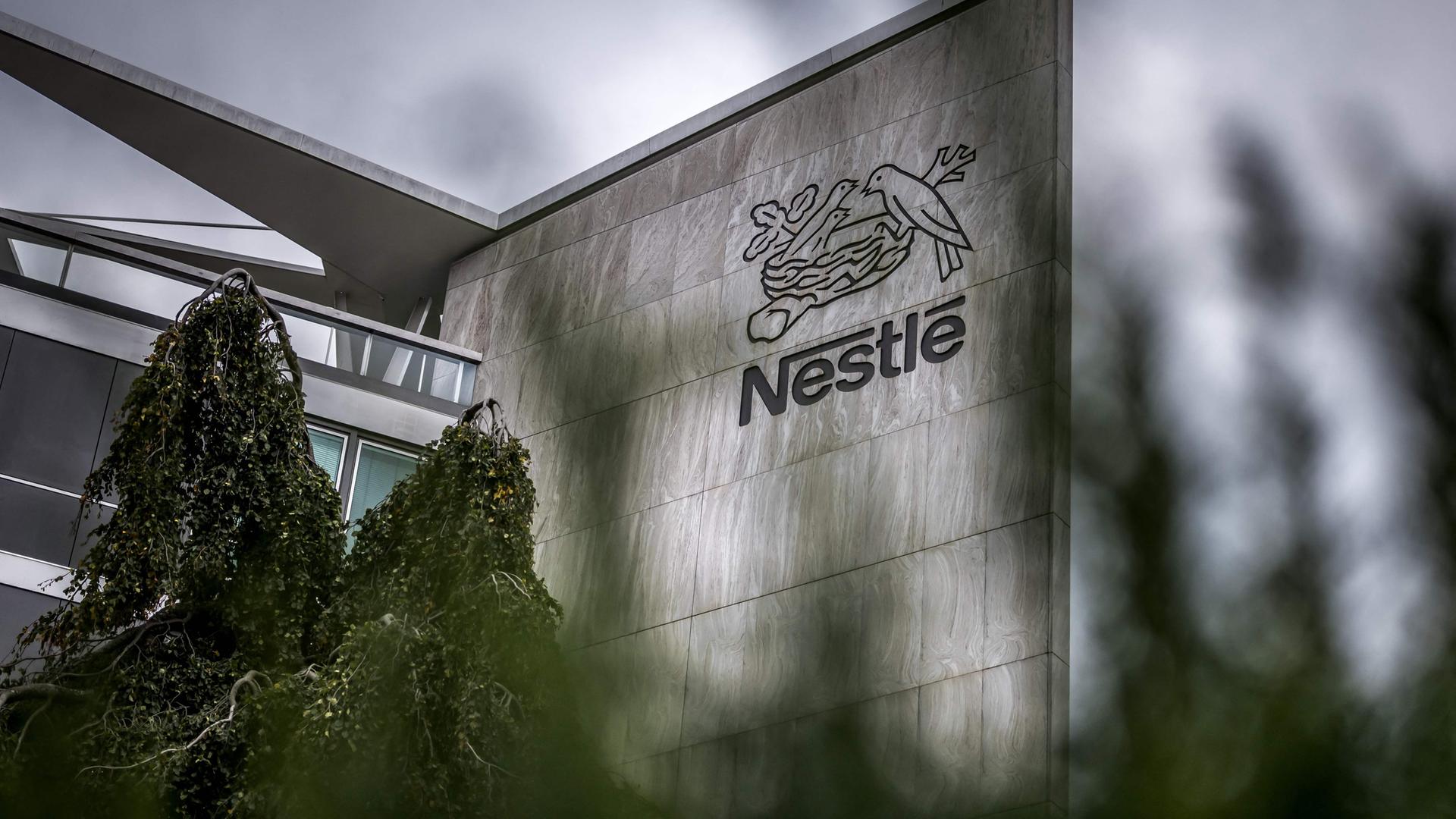 Logo des Schweizer Lebensmittelriesen Nestlé an der Fassade seines Hauptsitzes in Vevey, Schweiz