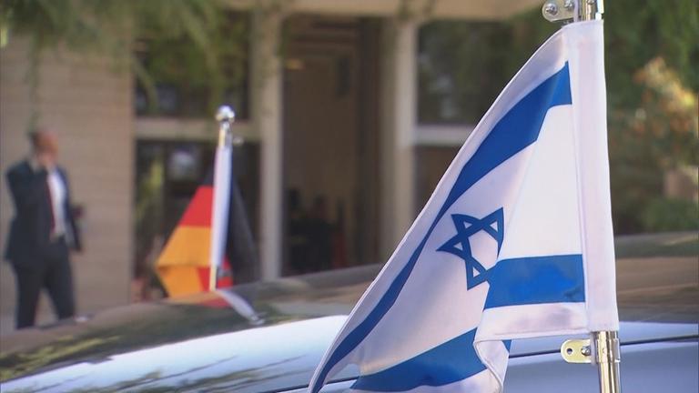 Deutschland- und Israel-Flagge.