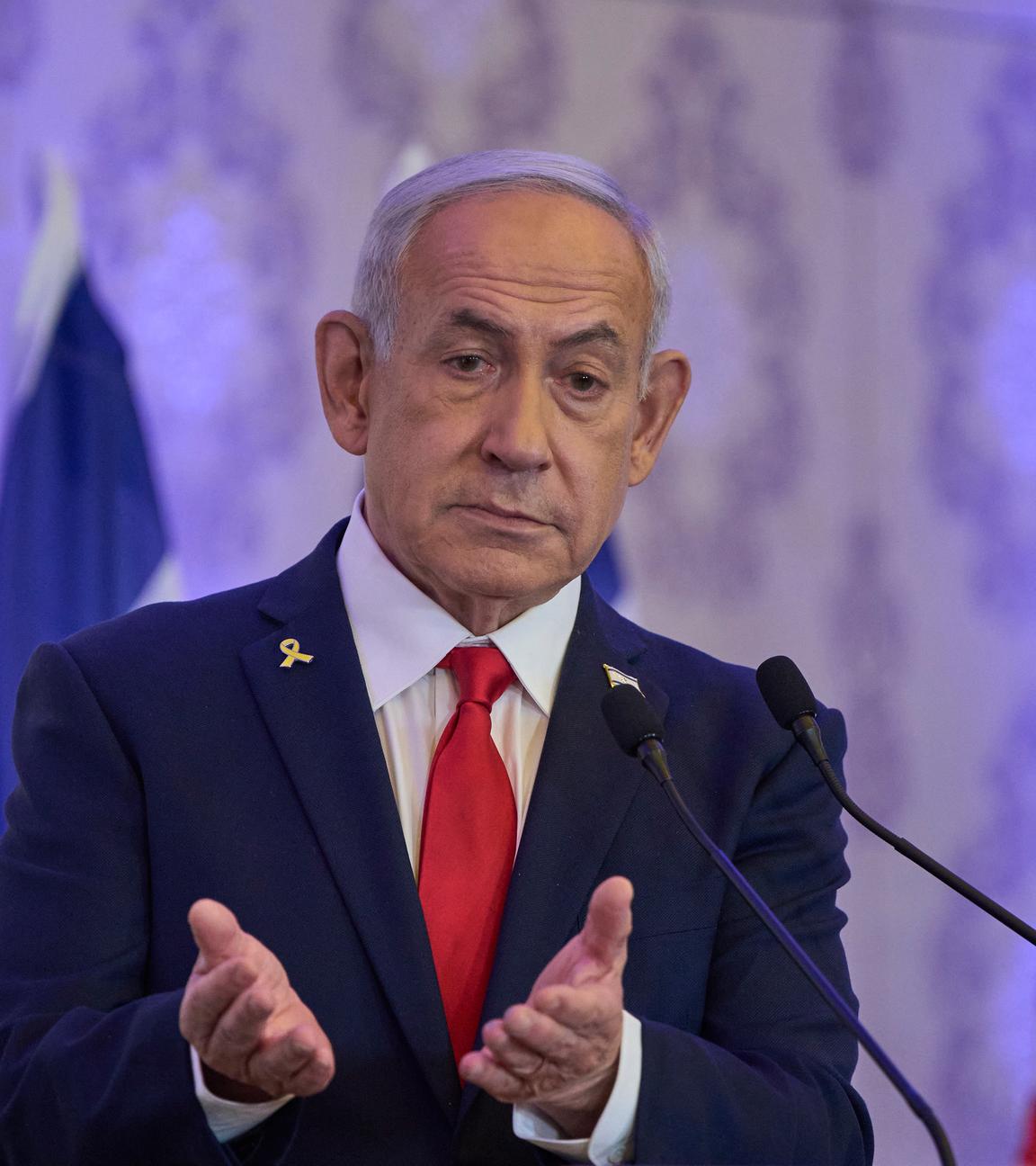 Der israelische Ministerpräsident Benjamin Netanjahu spricht auf einer Konferenz zu den Zuhörern.