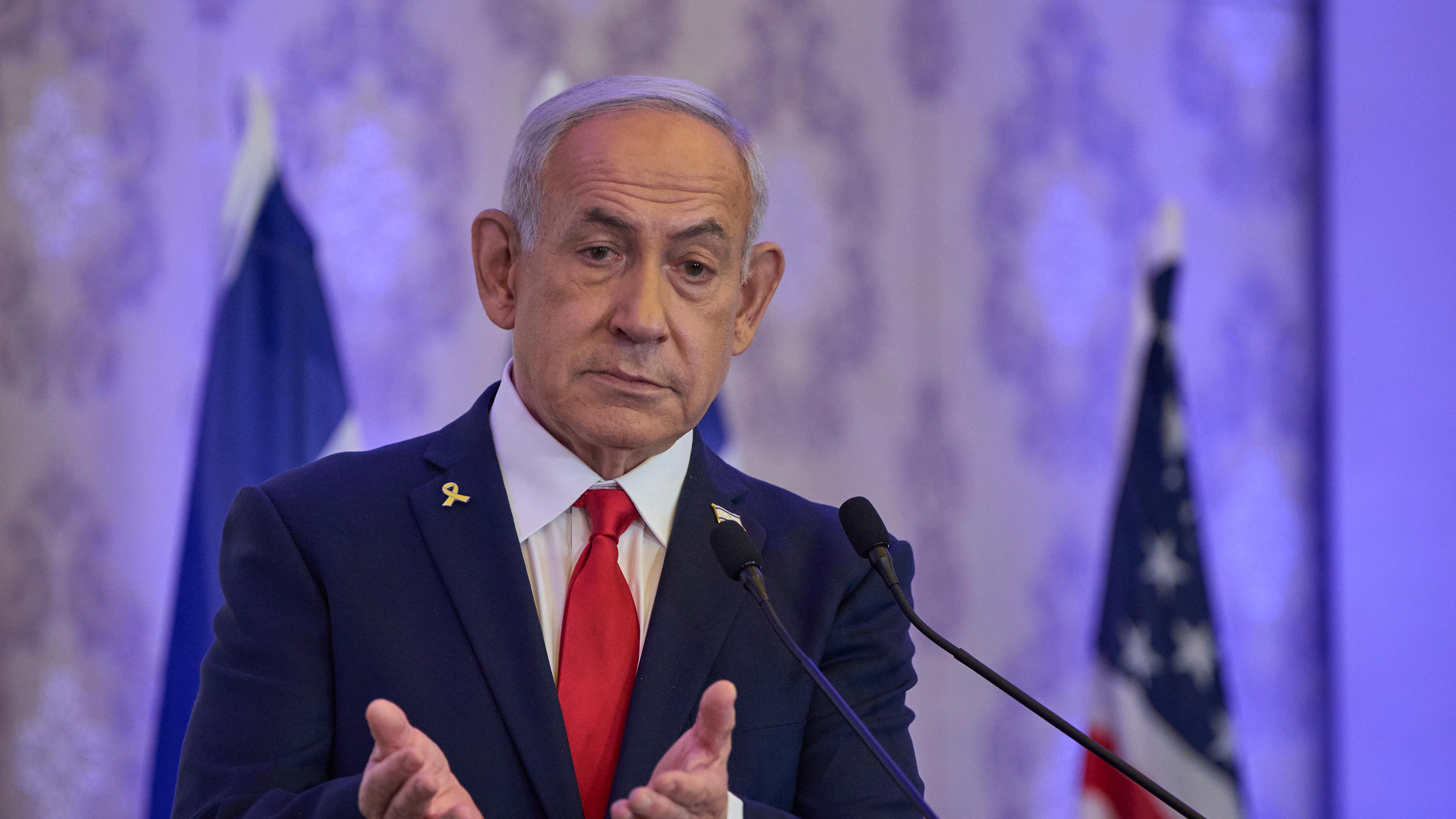 Der israelische Ministerpräsident Benjamin Netanjahu spricht auf einer Konferenz zu den Zuhörern.