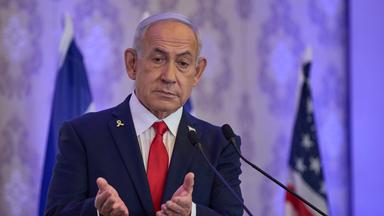 Der israelische Ministerpräsident Benjamin Netanjahu spricht auf einer Konferenz zu den Zuhörern.