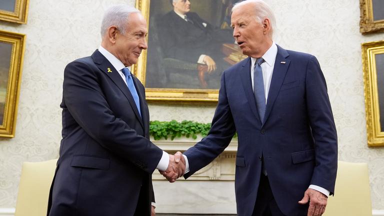 25.07.2024, USA, Washington: US-Präsident Joe Biden (r) trifft den israelischen Ministerpräsidenten Benjamin Netanjahu im Oval Office des Weißen Hauses.