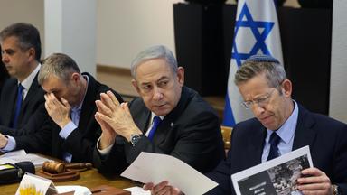 Der israelische Premierminister Benjamin Netanjahu leitet eine Kabinettssitzung in der Kirya, in der das israelische Verteidigungsministerium untergebracht ist, in Tel Aviv.