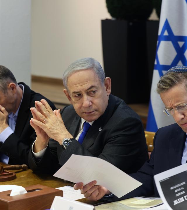 Der israelische Premierminister Benjamin Netanjahu leitet eine Kabinettssitzung in der Kirya, in der das israelische Verteidigungsministerium untergebracht ist, in Tel Aviv.