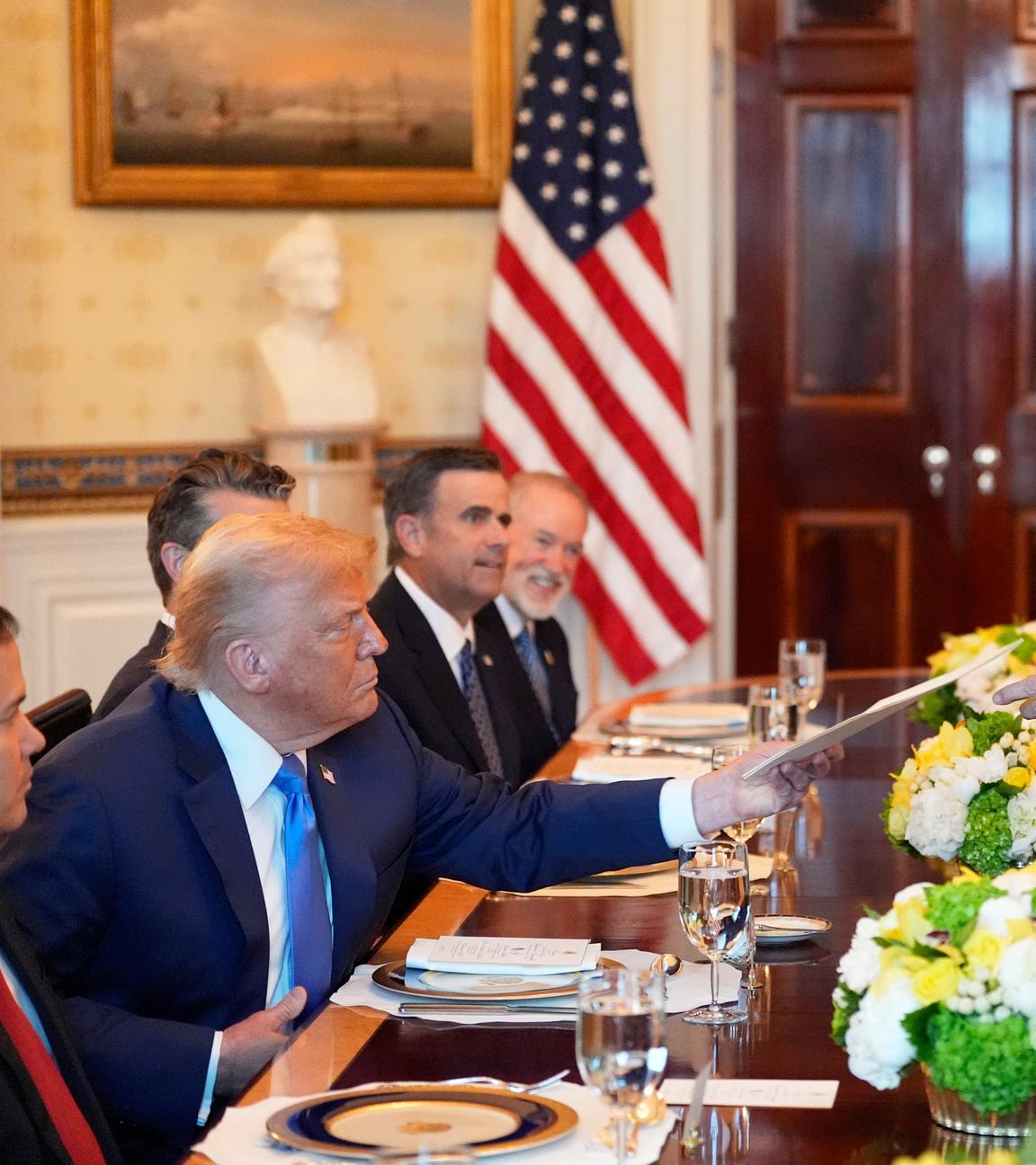 Benjamin Netanjahu (r), Ministerpräsident von Israel, überreicht US-Präsident Donald Trump eine Mappe während eines Treffens im Blue Room des Weißen Hauses in Washington.