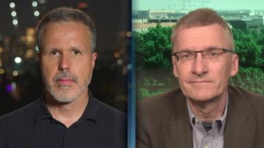 Links Thomas Reichart aus Tel Aviv, rechts Elmar Theveßen aus Washington.