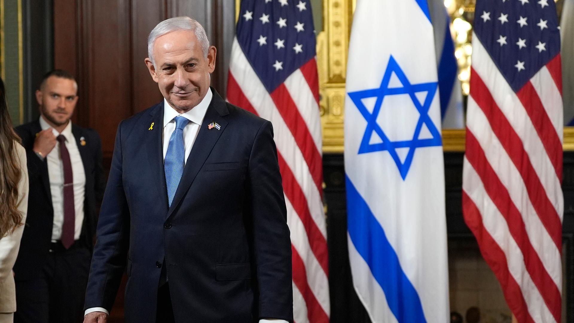 Der israelische Ministerpräsident Benjamin Netanjahu steht vor der israelischen und amerikanischen Flaggen  im Eisenhower Executive Office Building im Weißen Haus.