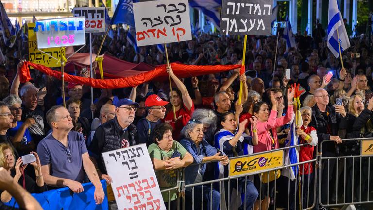 Menschen, die gegen die Politik der Regierung Netanjahus protestieren