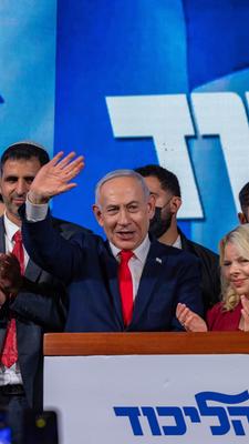 28.10.2026, Israel, Jerusalem: Der israelische Ministerpräsident und Vorsitzende der Likud-Partei, Benjamin Netanjahu (M), spricht nach der Veröffentlichung der Ergebnisse der Wählerbefragungen zur israelischen Parlamentswahl zu seinen Anhängern bei der Wahlnachtveranstaltung der Likud-Partei im Internationalen Kongresszentrum in der Teddy Hall.