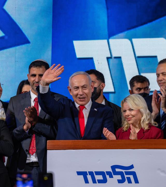 28.10.2026, Israel, Jerusalem: Der israelische Ministerpräsident und Vorsitzende der Likud-Partei, Benjamin Netanjahu (M), spricht nach der Veröffentlichung der Ergebnisse der Wählerbefragungen zur israelischen Parlamentswahl zu seinen Anhängern bei der Wahlnachtveranstaltung der Likud-Partei im Internationalen Kongresszentrum in der Teddy Hall.