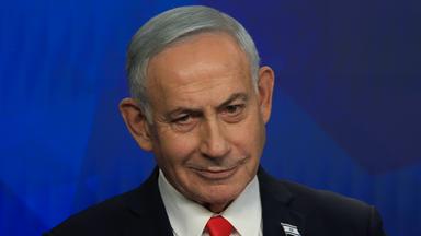 Benjamin Netanjahu, Ministerpräsident von Israel, reagiert bei einer Pressekonferenz.