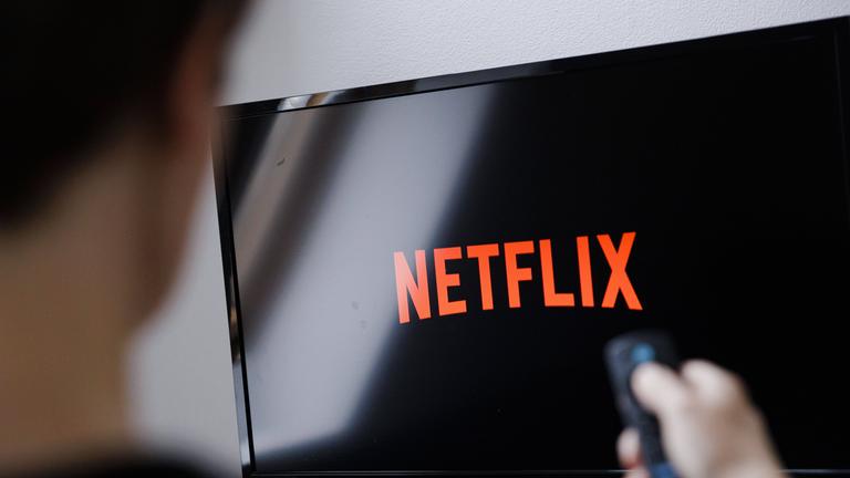 Das Logo des Streaming Dienstes Netflix ist auf einem Fernseher zu sehen.