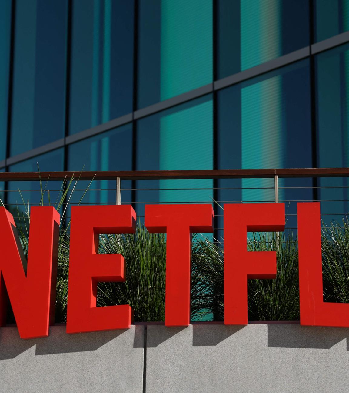 Symbolbild: Das Netflix-Logo ist am 5. 12. 2025 in den Büroräumen des Unternehmens in Los Angeles, Kalifornien, zu sehen. 