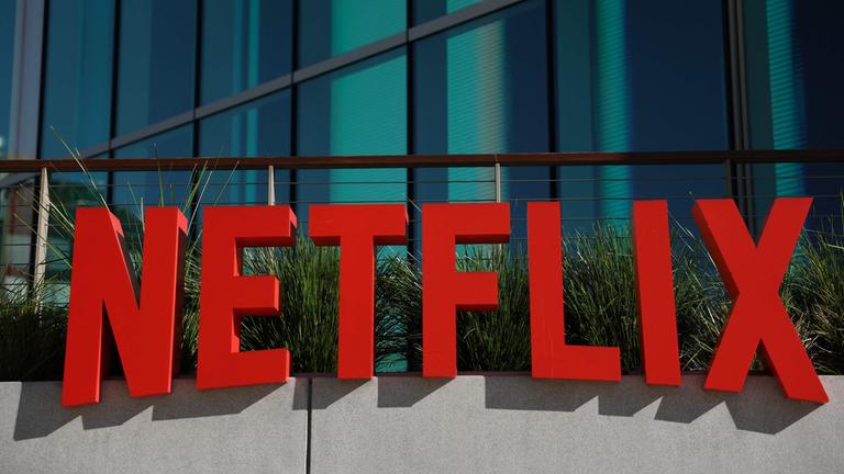 Symbolbild: Das Netflix-Logo ist am 5. 12. 2025 in den Büroräumen des Unternehmens in Los Angeles, Kalifornien, zu sehen. 