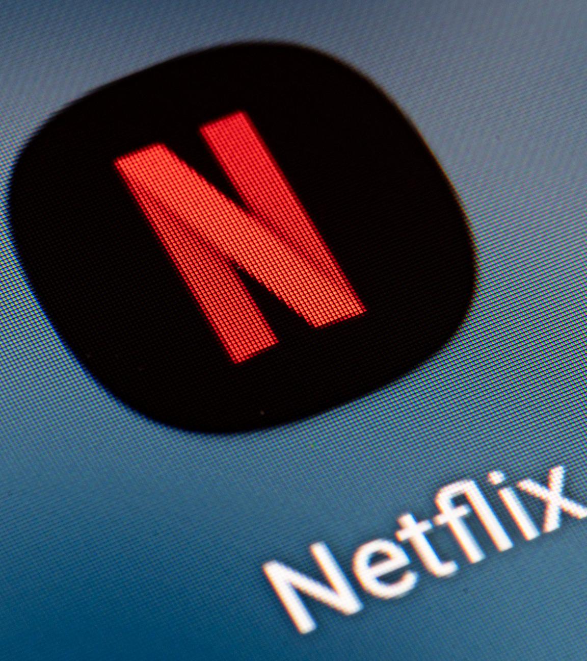 Auf dem Bildschirm eines Smartphones ist das Icon der App Netflix zu sehen.