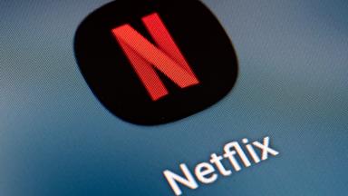 Auf dem Bildschirm eines Smartphones ist das Icon der App Netflix zu sehen.