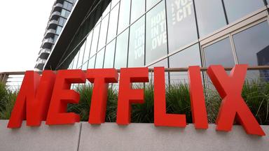 Das Netflix-Logo wird am 12. Mai 2026 in einem Firmenbüro in Los Angeles, Kalifornien, gezeigt.