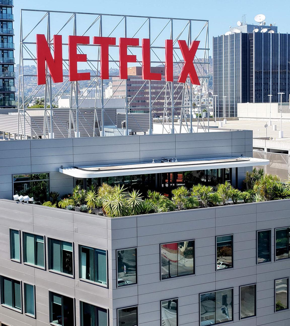 Netflix Logo über der Filliale in Los Angeles, USA