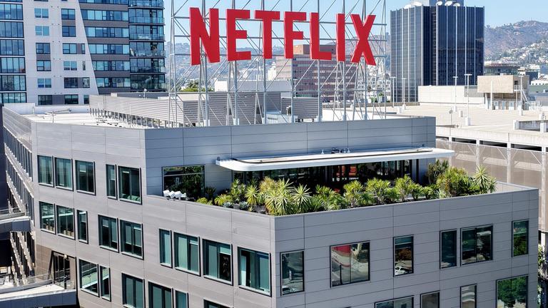 Netflix Logo über der Filliale in Los Angeles, USA