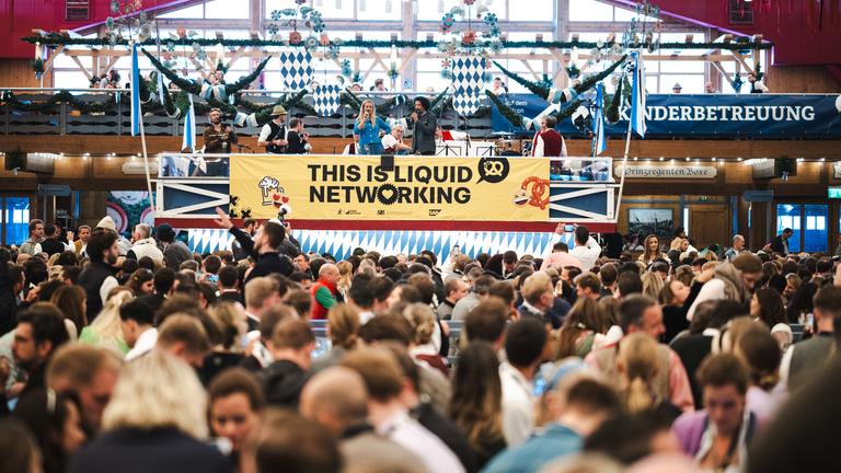Masse an Menschen im Bierzelt auf dem Oktoberfest