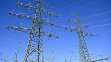  Ein Hochspannungsmast der Uckermarkleitung (l) und ein Mast vom Nordring sind auf dem Umspannwerk Neuenhagen von 50Hertz zu sehen. 